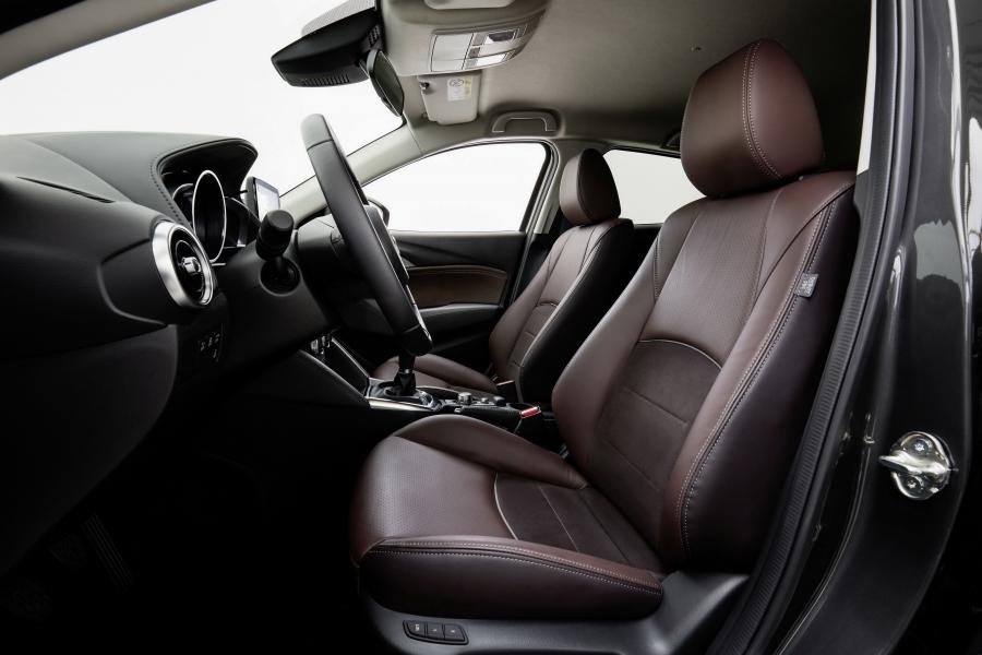 Интерьер Mazda CX-3 2015 года  (фото 6 из 45)